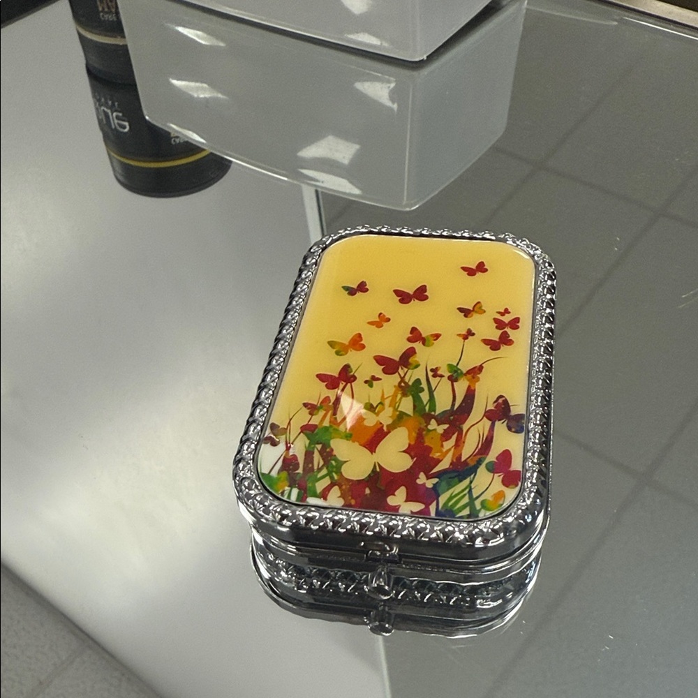 Butterfly compact mirror with Silver Trim